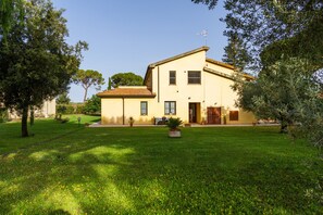Exterior - Aurora Apartment in Maremma with Garden, Shared Pool and Wi-Fi (Montemassi)