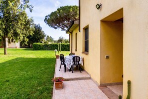 Outdoor dining - Aurora Apartment in Maremma with Garden, Shared Pool and Wi-Fi (Montemassi)