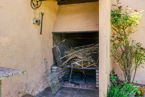 Property grounds - Holiday Home 'Castell del Montgrí Baix' with Mountain Views and Wi-Fi (Torroella de Montgrí)