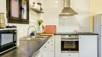 KylskÄp, mikrovÄgsugn, ugn och spishÀll