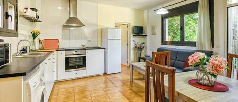 Jääkaappi, mikroaaltouuni, uuni, liesi