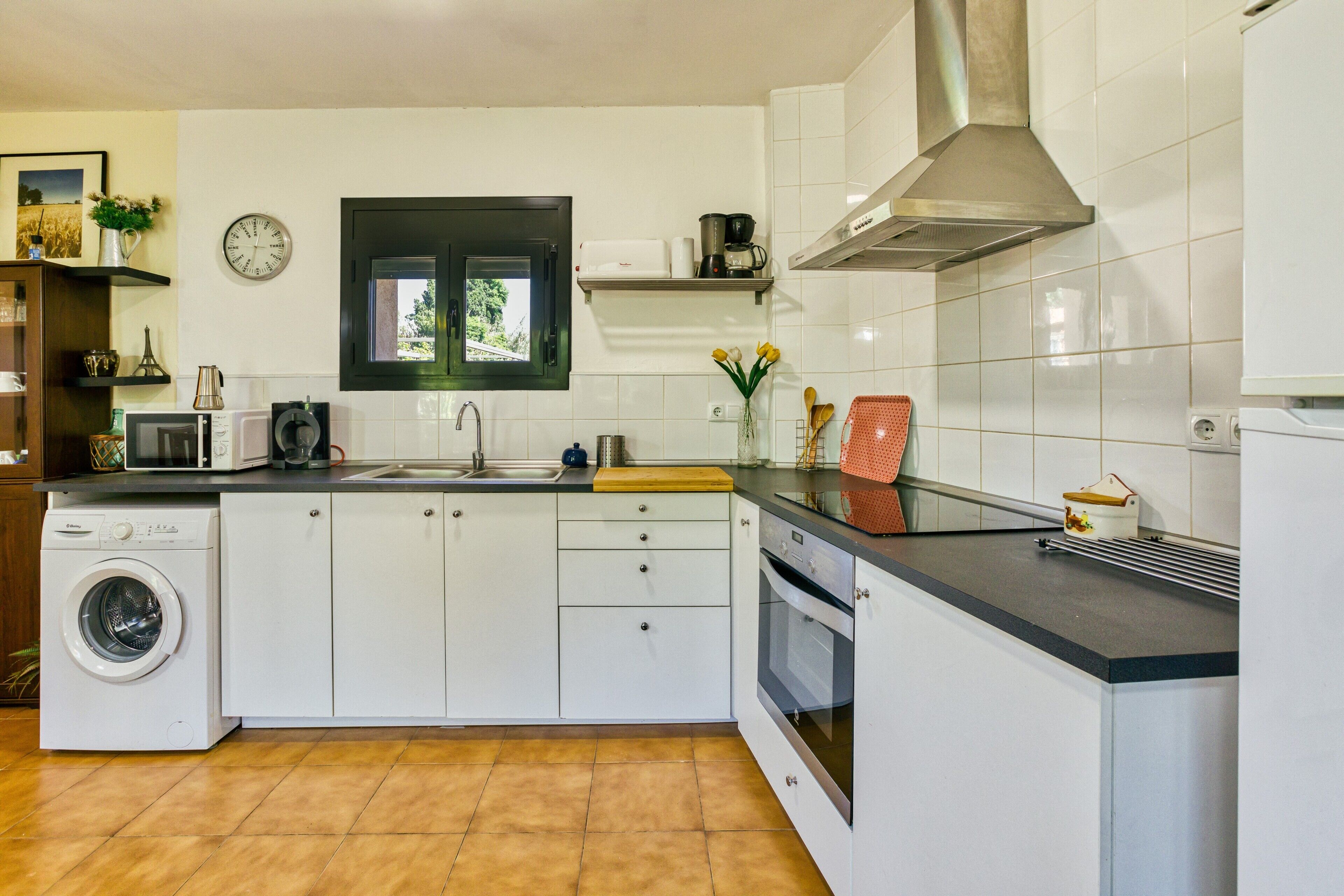 Kylskåp, mikrovågsugn, ugn och spishäll