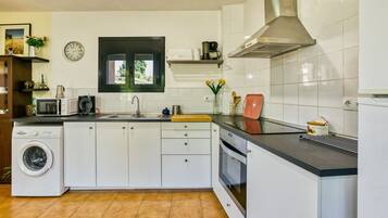 KylskÄp, mikrovÄgsugn, ugn och spishÀll