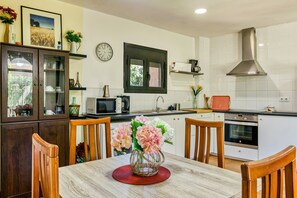 Fridge, microwave, oven, stovetop - Holiday Home 'Castell del Montgrí Baix' with Mountain Views and Wi-Fi (Torroella de Montgrí)