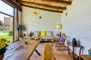 Interior - Holiday Home 'Castell del Montgrí Baix' with Mountain Views and Wi-Fi (Torroella de Montgrí)