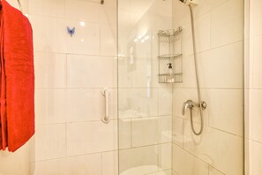 Dusche, Haartrockner, Handtücher