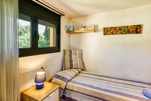 4 bedrooms, iron/ironing board, free WiFi, bed sheets