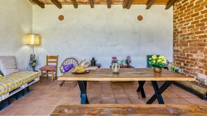 Un comedor rústico con una mesa de madera, sillas y un banco.