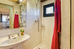 Dusche, Haartrockner, Handtücher