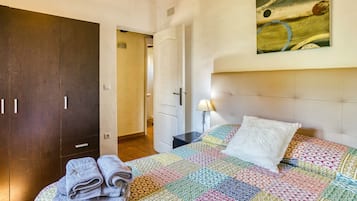 2 slaapkamers, een strijkplank/strijkijzer, gratis wifi, beddengoed