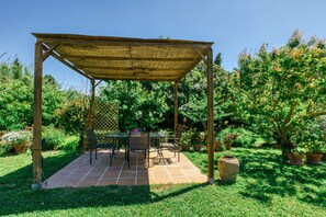 Outdoor dining - Holiday Home 'Castell del Montgrí Amunt' with Mountain Views and Wi-Fi (Torroella de Montgrí)