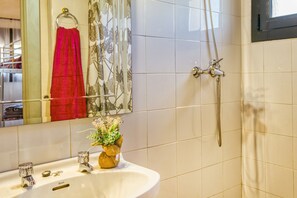 Shower, hair dryer, towels - Holiday Home 'Castell del Montgrí Amunt' with Mountain Views and Wi-Fi (Torroella de Montgrí)
