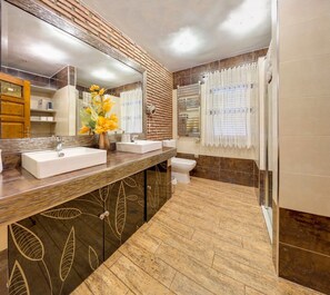 Suihku, hiustenkuivaaja, pyyhkeet