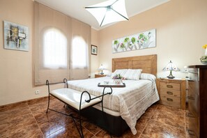 5 bedrooms, iron/ironing board, free WiFi, bed sheets