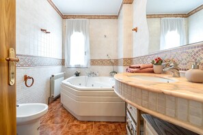 Baignoire, sèche-cheveux, serviettes fournies