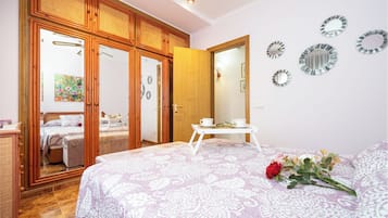 5 bedrooms, iron/ironing board, free WiFi, bed sheets