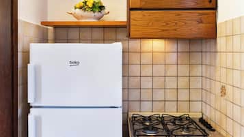 Fridge, stovetop, coffee/tea maker, cookware/dishes/utensils