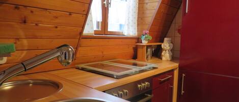 Kjøleskap, mikrobølgeovn, ovn og kaffetrakter/tekoker