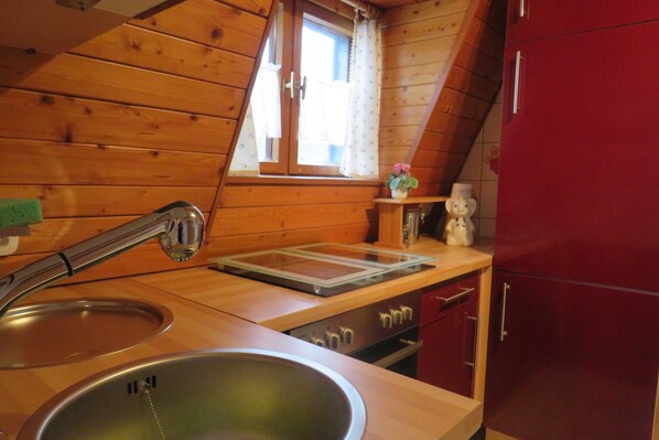 Kylskåp, mikrovågsugn, ugn och kaffe- och tebryggare