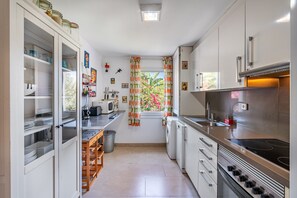 ثلاجة، ميكروويف، فرن، موقد طهي مسطح