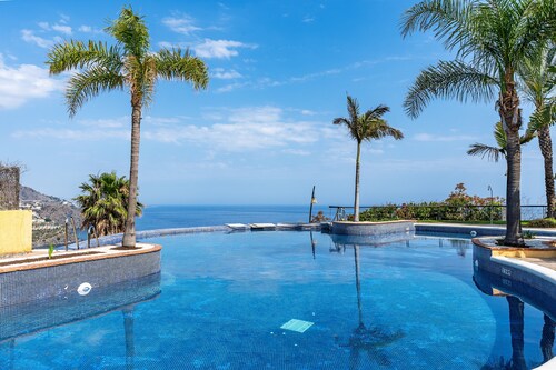 Holiday Home 'Casa Encontrada' with Shared Pool & Wi-Fi