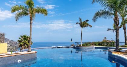 Holiday Home 'Casa Encontrada' with Shared Pool & Wi-Fi