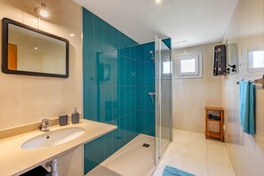 أحواض استحمام، مجففات شعر، مناشف