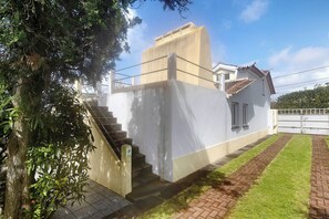 Property grounds - Holiday Home 'Casa da Batalha' with Garden, Open Terrace & Wi-Fi (Ponta Delgada)
