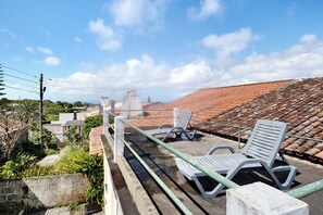 Property grounds - Holiday Home 'Casa da Batalha' with Garden, Open Terrace & Wi-Fi (Ponta Delgada)