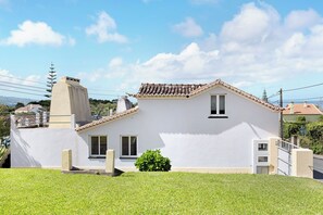 Exterior - Holiday Home 'Casa da Batalha' with Garden, Open Terrace & Wi-Fi (Ponta Delgada)