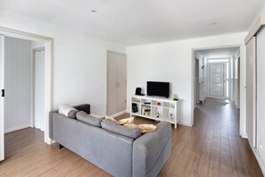 TV - Holiday Home 'Casa da Batalha' with Garden, Open Terrace & Wi-Fi (Ponta Delgada)