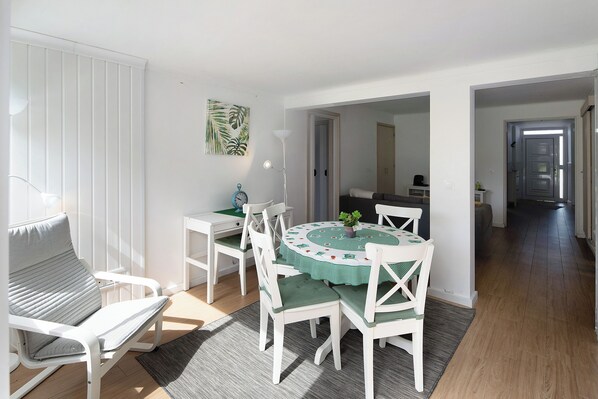 Dining - Holiday Home 'Casa da Batalha' with Garden, Open Terrace & Wi-Fi (Ponta Delgada)