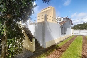 Property grounds - Holiday Home 'Casa da Batalha' with Garden, Open Terrace & Wi-Fi (Ponta Delgada)