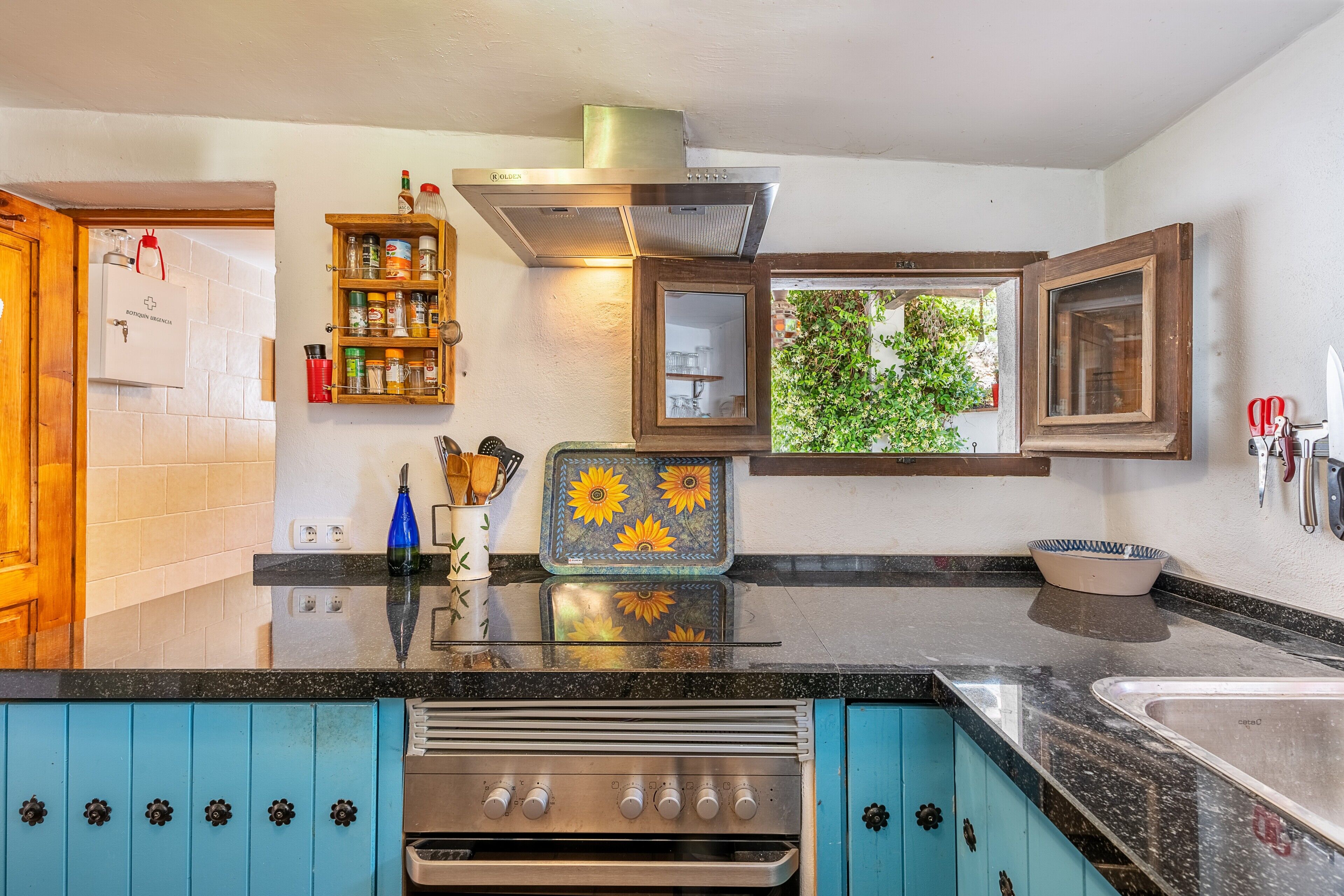 Frigorifero, forno, piano cottura, macchina per tè/caffè