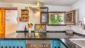 Frigorifero, forno, piano cottura, macchina per tè/caffè