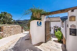 Property grounds - Pet-Friendly Cottage 'Casa Escondida' with Mountain View, Pool & Wi-Fi (Albuñuelas)