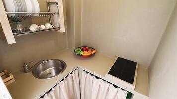 Réfrigérateur, micro-ondes, plaque de cuisson, bouilloire électrique