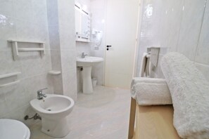 Chuveiro, secador de cabelo, toalhas de banho 