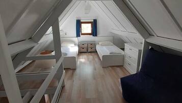 2 slaapkamers, reisbedje