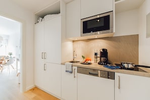 Refrigerador, microondas, lavavajillas y cafetera y tetera