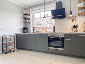 Kühlschrank, Ofen, Geschirrspüler, Wasserkocher mit Kaffee-/Teezubehör