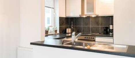 Fridge, oven, dishwasher, coffee/tea maker