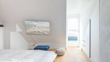 2 bedrooms, travel crib, free WiFi