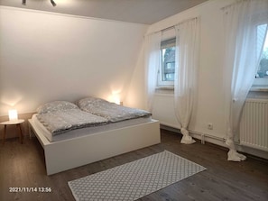 2 Schlafzimmer, Reisekinderbett, WLAN, Bettwäsche