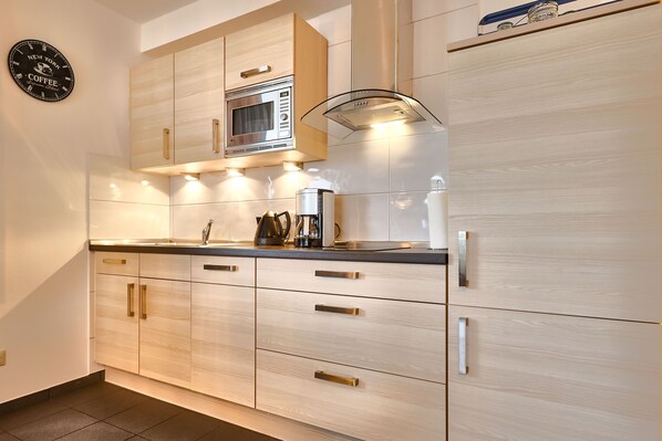 Køleskab, mikrobølgeovn, opvaskemaskine, kaffe-/temaskine