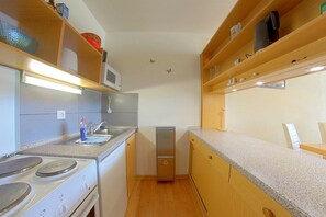 Kühlschrank, Mikrowelle, Wasserkocher mit Kaffee-/Teezubehör, Toaster
