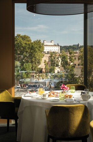 Se ofrece un desayuno completo (50 EUR por persona)