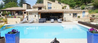 Independent cottage with pool in Provence