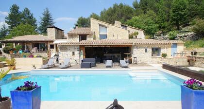 Independent cottage with pool in Provence