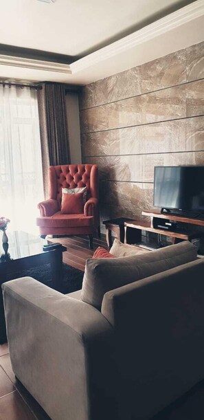 Deluxe Apartment | Living area | 14-inch Smart TV with digital channels, TV - Stay.Plus Kilimani Luxe Apartment (Nairobi)